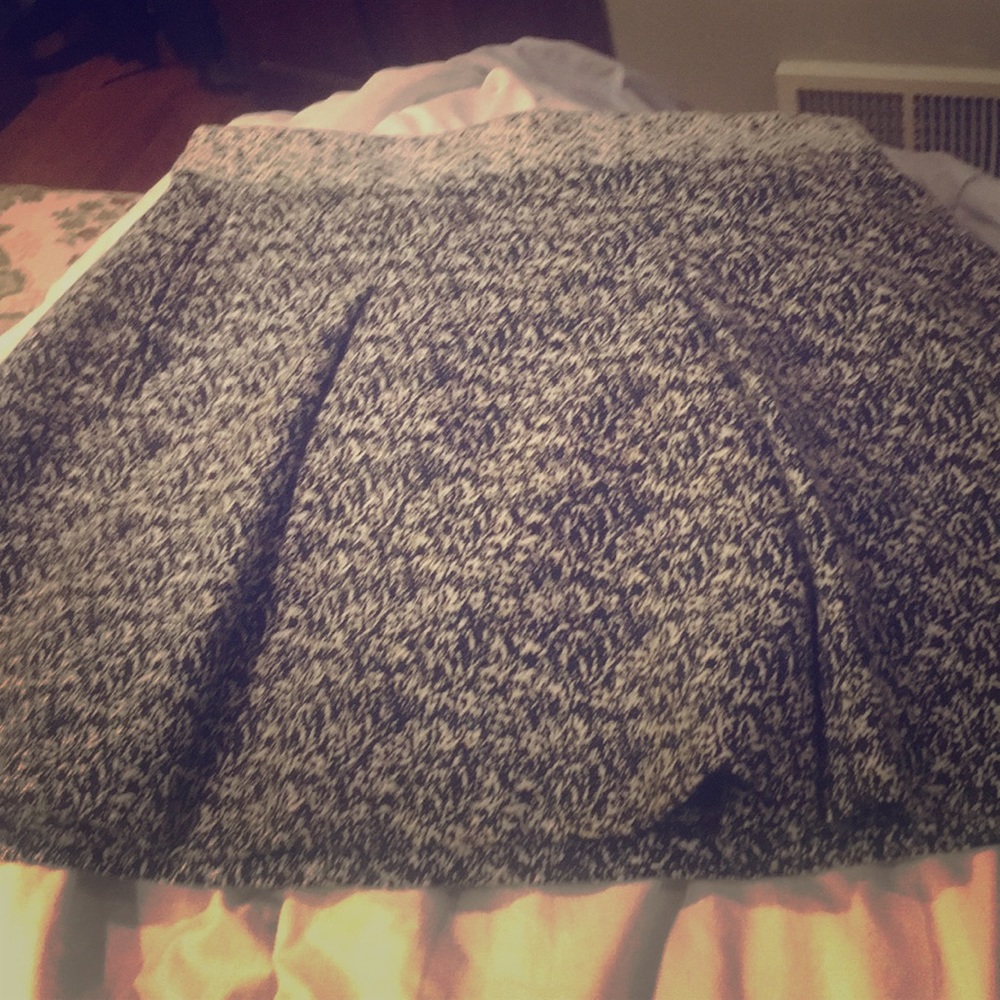 Banana republic black-and-white tweed skirt